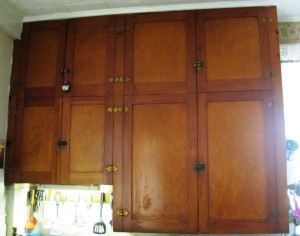 You can see very well that the cupboards go up to the ceiling so when you are height challenged like Momma, you need to jump on the counter to get or take things from the top cupboard.